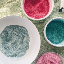 Pěnivý &amp; šumivý koupelové parfait – vrstvená bomba do koupele v lahvičce